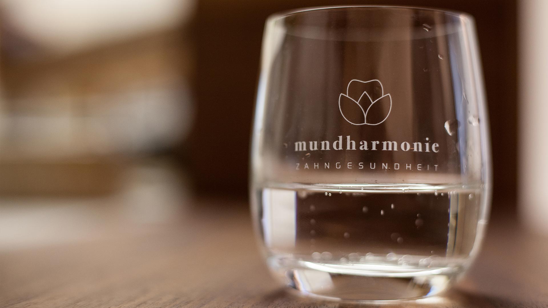 Wasserglas mit Logo mundharmonie Zahngesundheit - Zahnerhalt ästhetische Füllungen